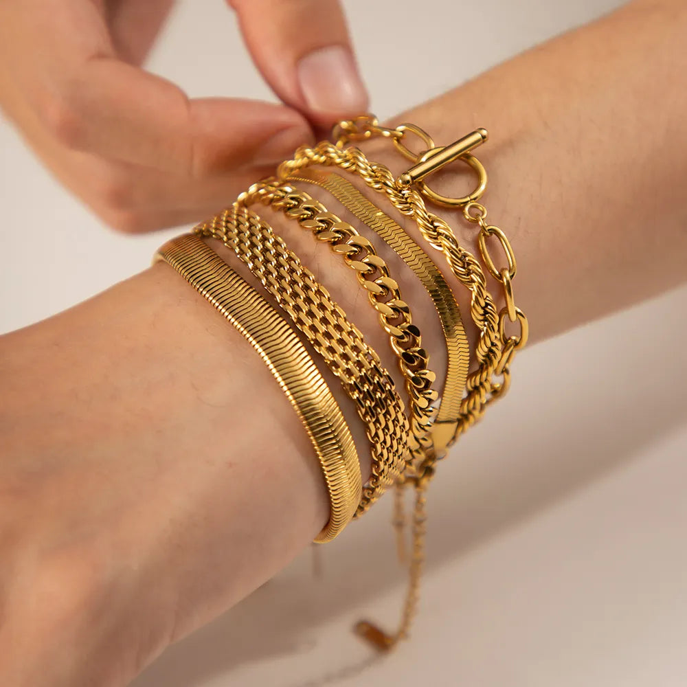 Tereza – Bracciale color oro con effetto doppia catena.