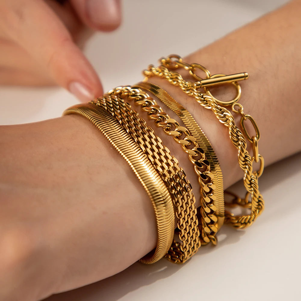 Tereza – Bracciale color oro con effetto doppia catena.
