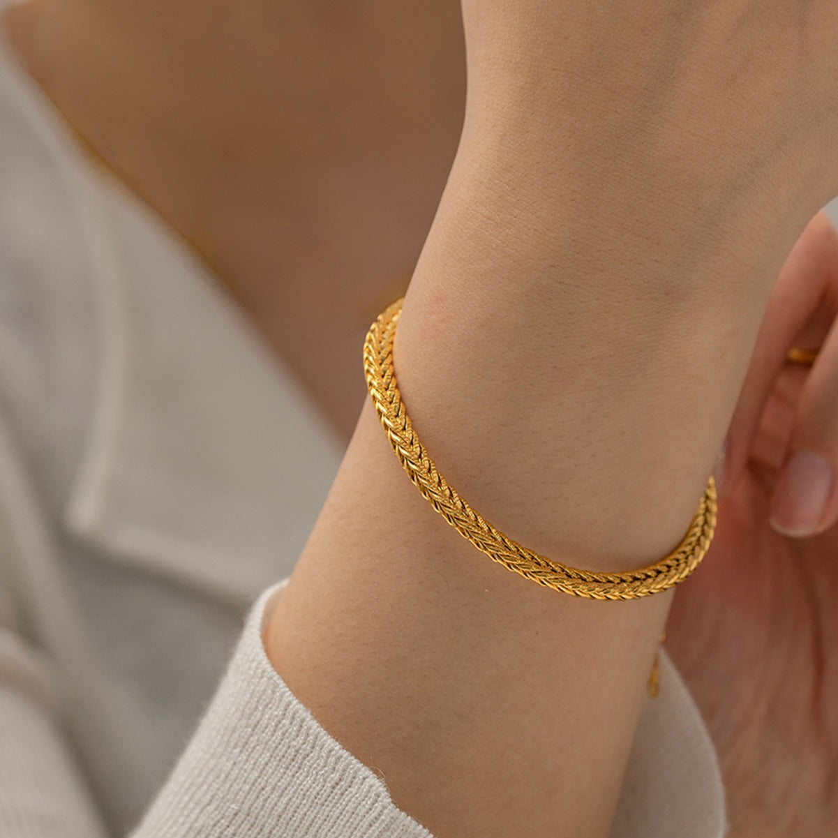 Kateřina – Bracciale in oro fine dal design semplice.